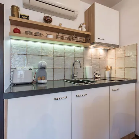 студио в близост до община *